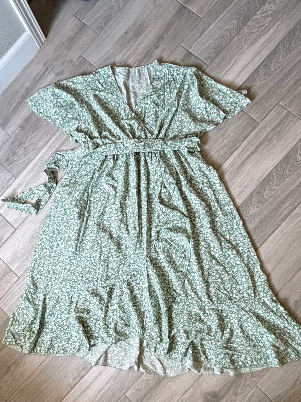 SHEIN Curve 4XL Sage Green Ditsy Floral Wrap Midi Dress
